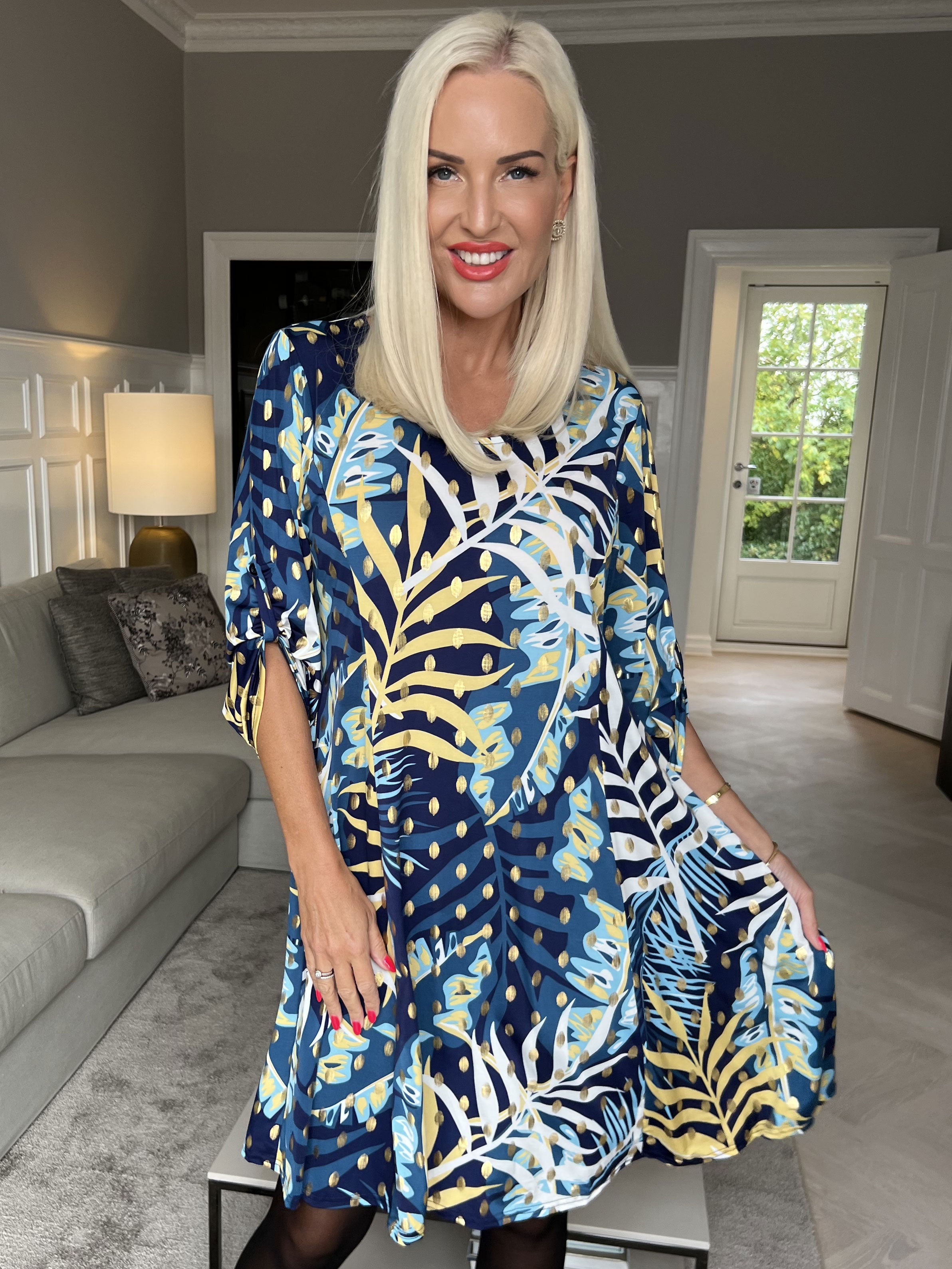 Maj Forest L/S - Elastisk mønstret kjole med gulddetaljer